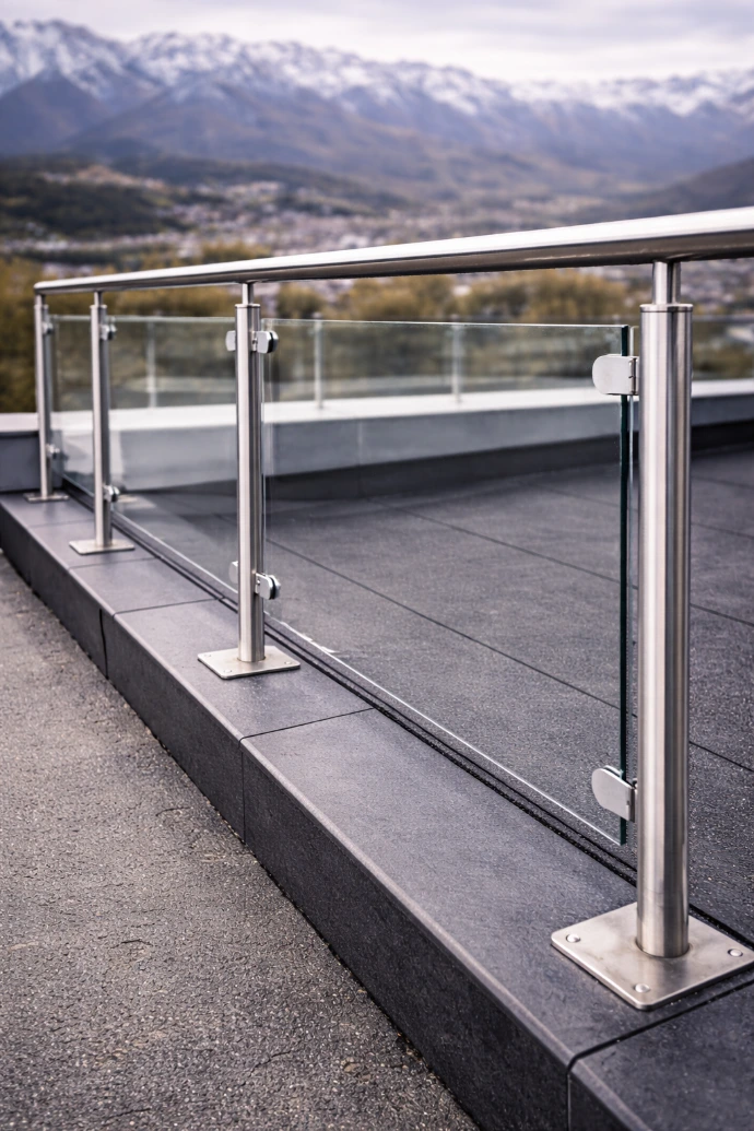 Metallgeländer für Flachdachterrasse von Dachdecker Innsbruck Metallgeländer für Flachdachterrasse von Dachdecker Innsbruck