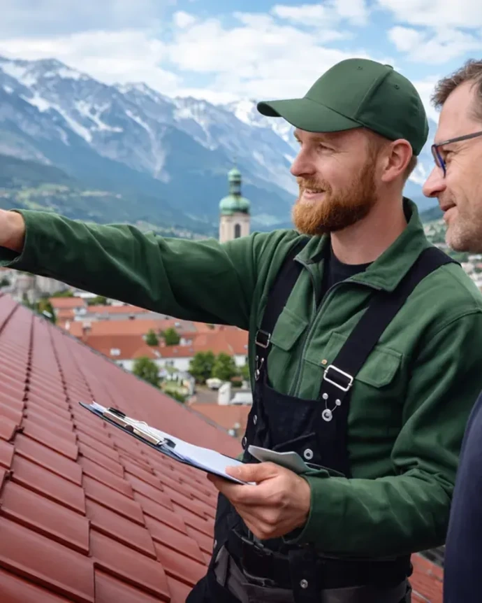 Dachdecker Innsbruck bei Beratung auf Ziegeldach – kostenlose Dachbesichtigung in Wilten, Pradl, Hötting und Saggen