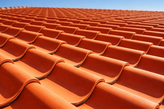 Ziegeldach in Innsbruck mit roten Dachziegeln – professionelle Dachdeckerarbeiten in Innsbruck