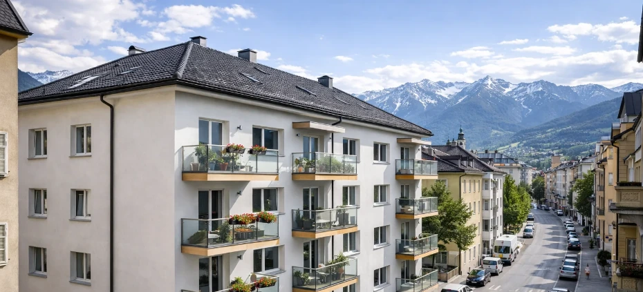 Walmdach auf Wohnanlage im Zentrum von Innsbruck – Dachdecker Innsbruck für Neubau und Dachsanierung