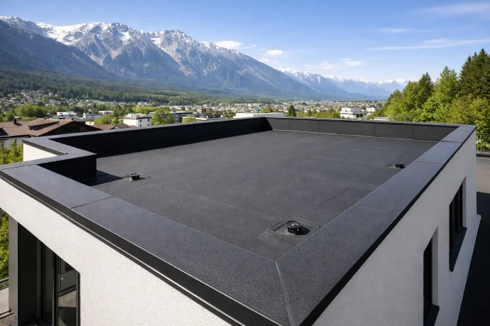 Schwarzdecker Innsbruck – neues Bitumen-Flachdach mit sauberer Abdichtung und Attikaabschluss