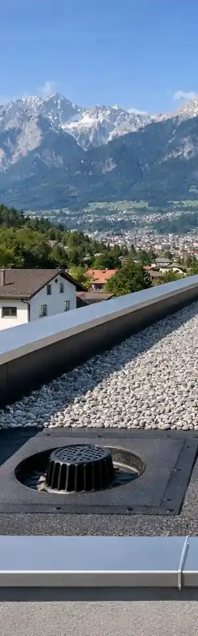 Schwarzdecker Innsbruck – Bitumen-Flachdach mit Kiesauflage und professioneller Attikaabdichtung