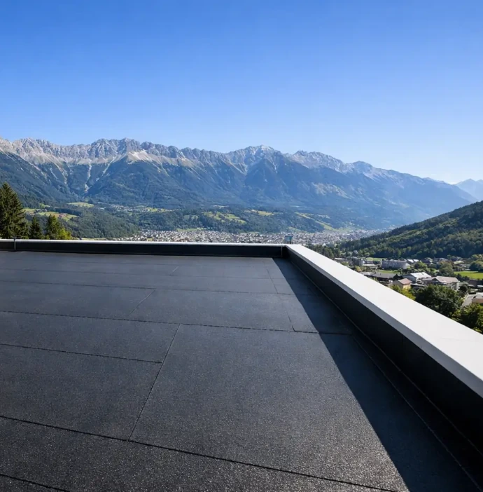 Schwarzdecker Innsbruck – modernes Bitumen-Flachdach auf Luxusvilla mit Panoramablick über Innsbruck