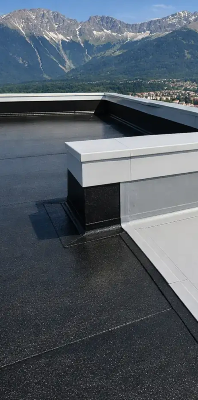 Schwarzdecker Innsbruck – Flachdach Abdichtung mit Bitumen und Folie inklusive Attika- und Gullydetail