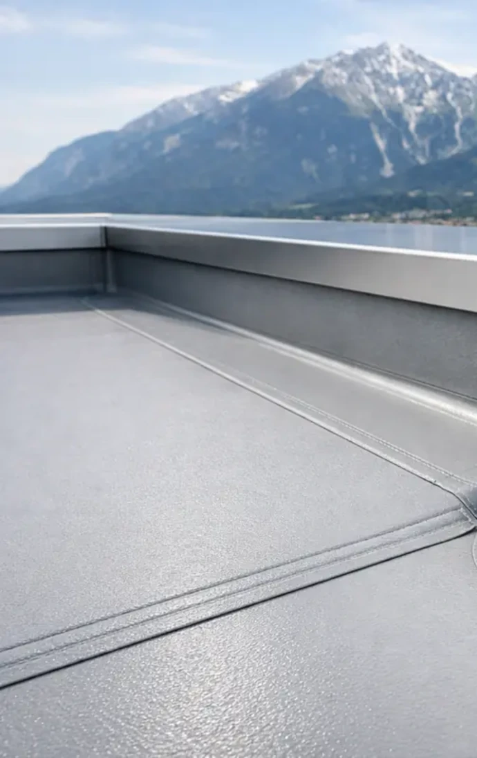Detailaufnahme Folienabdichtung Flachdach mit Attika und Dachablauf in Innsbruck – Schwarzdecker