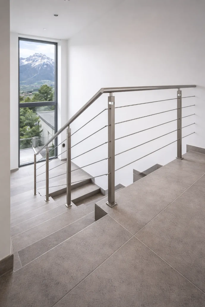 Edelstahl Treppengeländer in modernem Wohnhaus in Innsbruck mit Bergblick