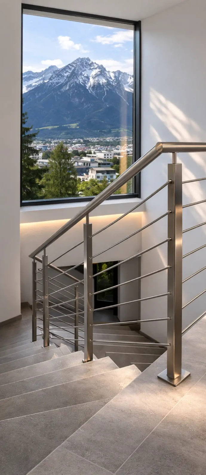Innenliegendes Edelstahl Treppengeländer in modernem Wohnhaus in Innsbruck mit Alpenblick